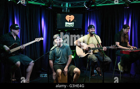 Bala Cynwyd, PA, Stati Uniti d'America. Decimo Giugno, 2016. American Indie Rock Band Rebelution visita Radio 104.5's teatro delle prestazioni. Foto Stock