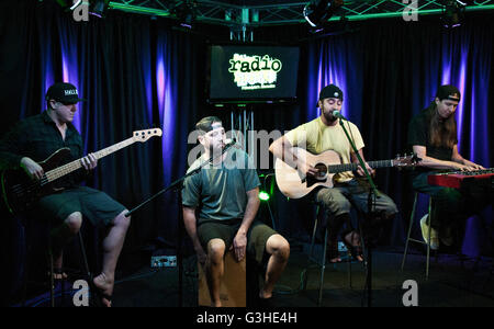 Bala Cynwyd, PA, Stati Uniti d'America. Decimo Giugno, 2016. American Indie Rock Band Rebelution visita Radio 104.5's teatro delle prestazioni. Foto Stock