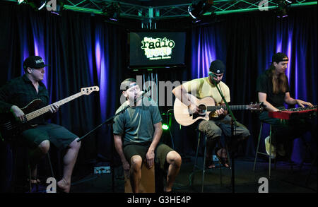 Bala Cynwyd, PA, Stati Uniti d'America. Decimo Giugno, 2016. American Indie Rock Band Rebelution visita Radio 104.5's teatro delle prestazioni. Foto Stock