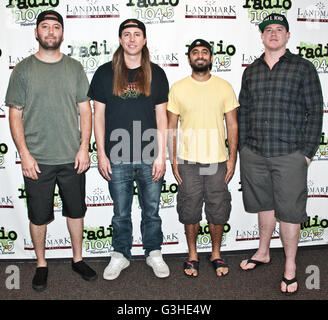 Bala Cynwyd, PA, Stati Uniti d'America. Decimo Giugno, 2016. American Indie Rock Band Rebelution visita Radio 104.5's teatro delle prestazioni. Foto Stock