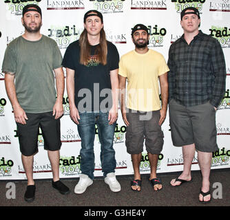 Bala Cynwyd, PA, Stati Uniti d'America. Decimo Giugno, 2016. American Indie Rock Band Rebelution visita Radio 104.5's teatro delle prestazioni. Foto Stock