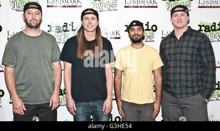 Bala Cynwyd, PA, Stati Uniti d'America. Decimo Giugno, 2016. American Indie Rock Band Rebelution visita Radio 104.5's teatro delle prestazioni. Foto Stock