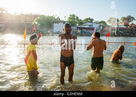 Ujjain, India. 22 apr, 2016. Pellegrini partecipare nel mese-lungo grande festival di balneazione o Simhastha Mela [Kumbh Mela] in Ujjain. Migliaia di pellegrini riuniti in questa città santa per il rituale tuffo nel fiume Kshipra che avviene una sola volta in 12 anni. © Debajyoti Das/ Pacifico premere/Alamy Live News Foto Stock