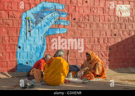 Ujjain, India. 22 apr, 2016. Pellegrini partecipare nel mese-lungo grande festival di balneazione o Simhastha Mela [Kumbh Mela] in Ujjain. Migliaia di pellegrini riuniti in questa città santa per il rituale tuffo nel fiume Kshipra che avviene una sola volta in 12 anni. © Debajyoti Das/ Pacifico premere/Alamy Live News Foto Stock