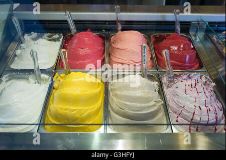 Italian gelato in vendita in un negozio nel centro di Roma Italia Maggio 2016 Foto Stock