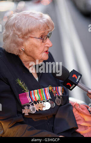 Sydney, Australia. Xxv Aprile, 2016. Daphne Dunne, vedova di Victoria Cross destinatario Albert Chowne VC MM prima dell'Anzac Day Marzo a Sydney. © Hugh Peterswald/Pacific Press/Alamy Live News Foto Stock