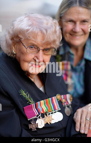 Sydney, Australia. Xxv Aprile, 2016. Daphne Dunne, vedova di Victoria Cross destinatario Albert Chowne VC MM prima dell'Anzac Day Marzo a Sydney. © Hugh Peterswald/Pacific Press/Alamy Live News Foto Stock