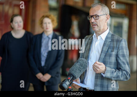 Sydney, Australia. Xxi Aprile, 2016. Il dottor Michael Brand, Direttore, Galleria d'Arte del Nuovo Galles del Sud parla ai media presso l'annuncio di "National: Nuovo Australian Art Esposizioni di serie. Tre di Sydney il premier le istituzioni culturali, la galleria di arte del Nuovo Galles del Sud (AGNSW), Carriageworks e il Museo di Arte Contemporanea in Australia (MCA), ha annunciato la mostra il partenariato in contemporanea arte australiana abbia luogo nel corso di un periodo di sei anni. © Hugh Peterswald/Pacific Press/Alamy Live News Foto Stock