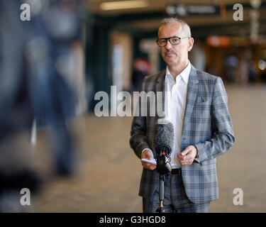 Sydney, Australia. Xxi Aprile, 2016. Il dottor Michael Brand, Direttore, Galleria d'Arte del Nuovo Galles del Sud parla ai media presso l'annuncio di "National: Nuovo Australian Art Esposizioni di serie. Tre di Sydney il premier le istituzioni culturali, la galleria di arte del Nuovo Galles del Sud (AGNSW), Carriageworks e il Museo di Arte Contemporanea in Australia (MCA), ha annunciato la mostra il partenariato in contemporanea arte australiana abbia luogo nel corso di un periodo di sei anni. © Hugh Peterswald/Pacific Press/Alamy Live News Foto Stock