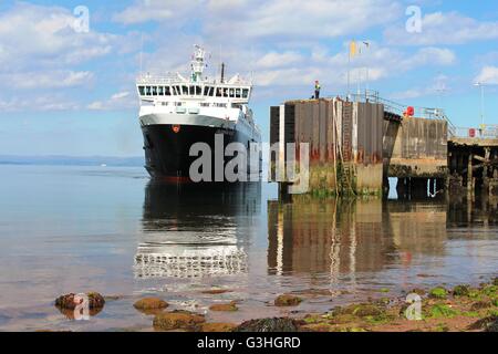 Caledonian MacBrayne traghetti Caledonian Isles (Eileanan Chaledonia) arrivando a Brodick Pier sull'isola di Arran, Scozia. Foto Stock