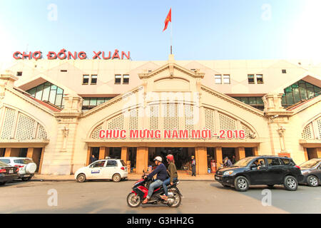 Hanoi, Vietnam: Febbraio 21, 2016: Esterno della Dong Xuan Market ad Hanoi, il più grande mercato coperto della città Foto Stock