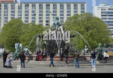 Neptunbrunnen, Spandauer Strasse, nel quartiere Mitte di Berlino, Deutschland Foto Stock