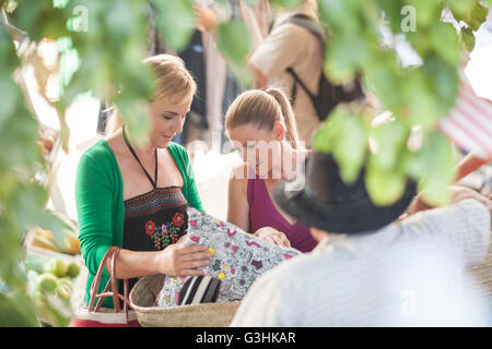 Le donne controllo fuori borsa nel mercato Foto Stock