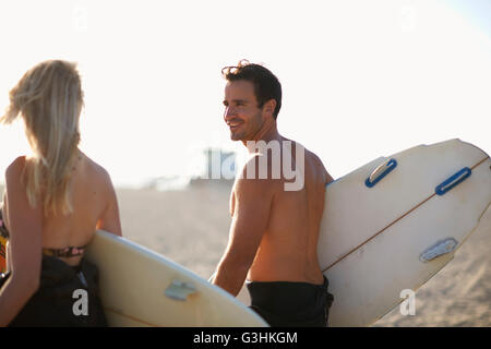 Surf giovane che trasportano le tavole da surf sulla spiaggia di Venice, California, Stati Uniti d'America Foto Stock