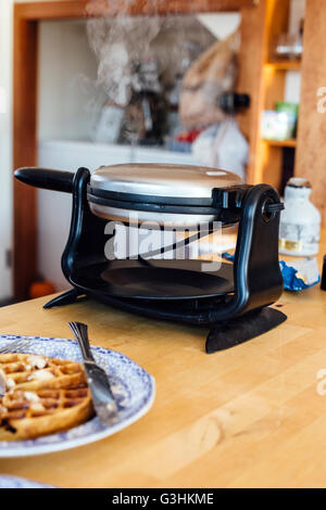 Piastra per i waffle della cottura a vapore sul banco di cucina Foto Stock