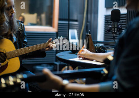 Due musicisti in music studio, la scrittura di musica Foto Stock