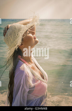 Giovane e bella donna che indossa cappello a Miami Beach, Florida, Stati Uniti d'America Foto Stock