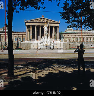 Das Parlamentsgebäude an der Wiener Ringstraße, Wien Österreich 1980er Jahre. Il Parlamento austriaco edificio a Wiener Ringstrasse di Vienna, Austria degli anni ottanta. Foto Stock