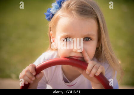 Incantevole piccola ragazza bionda nel parco. Foto Stock