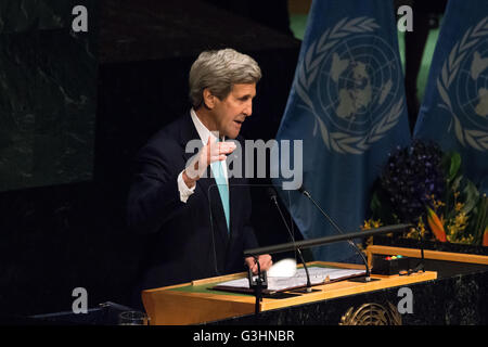 La città di New York, Stati Uniti. 22 apr, 2016. Il Segretario di Stato americano John Kerry affronta l'Assemblea Generale. I capi di Stato e di governo di tutto il mondo si sono riuniti in Assemblea Generale Hall presso la sede delle Nazioni Unite a New York City a firmare l'accordo globale sul clima risultanti dalla COP21 nella conferenza di Parigi (dicembre 2015). © Albin Lohr-Jones/Pacific Press/Alamy Live News Foto Stock