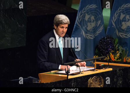 La città di New York, Stati Uniti. 22 apr, 2016. Il Segretario di Stato americano John Kerry affronta l'Assemblea Generale. I capi di Stato e di governo di tutto il mondo si sono riuniti in Assemblea Generale Hall presso la sede delle Nazioni Unite a New York City a firmare l'accordo globale sul clima risultanti dalla COP21 nella conferenza di Parigi (dicembre 2015). © Albin Lohr-Jones/Pacific Press/Alamy Live News Foto Stock