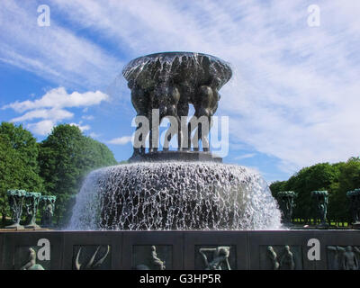 Abstract sculture in bronzo di squadra creato da Gustav Vigeland durante il XIX secolo nel Parco Vigeland si trova a Oslo, Norvegia. Foto Stock