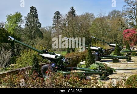 Hillsborough, Regno Unito. Xxi Aprile, 2016. Una pistola 21 Salutate ha avuto luogo nella motivazione della regina Elizabeths Irlanda del Nord Residence, Hillsborough Castle per segnare la sua maestà il novantesimo compleanno © Mark inverno/Pacific Press/Alamy Live News Foto Stock