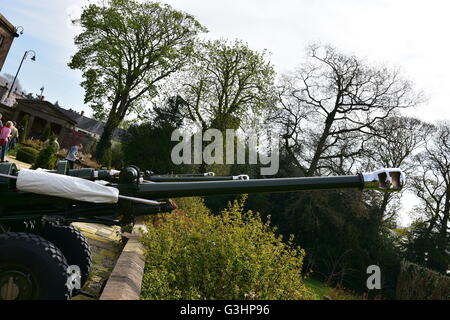 Hillsborough, Regno Unito. Xxi Aprile, 2016. Una pistola 21 Salutate ha avuto luogo nella motivazione della regina Elizabeths Irlanda del Nord Residence, Hillsborough Castle per segnare la sua maestà il novantesimo compleanno © Mark inverno/Pacific Press/Alamy Live News Foto Stock