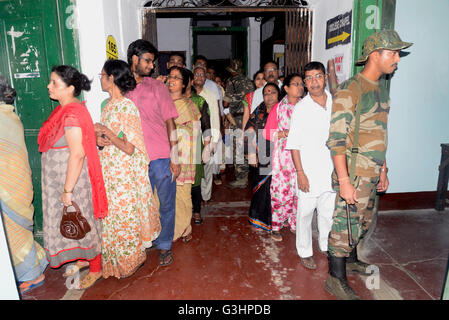 Kolkata, India. Xxi Aprile, 2016. La gente que per esprimere il loro voto a San Paolo college.la gente del Bengala Occidentale di votare per le 62 sedi di montaggio su quattro distretto lungo con sette del Nord sede di Kolkata. Questa terza fase di fase di sei Bengala Occidentale elezioni legislative. © Saikat Paolo/Pacific Press/Alamy Live News Foto Stock