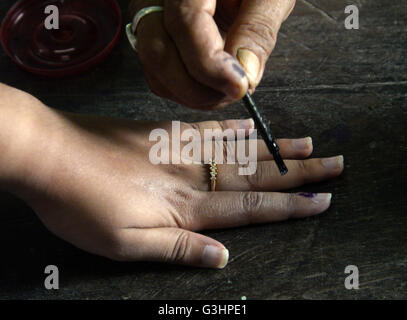 Kolkata, India. Xxi Aprile, 2016. Terzo seggio dà segno di inchiostro di elettore.la gente del Bengala Occidentale di votare per le 62 sedi di montaggio su quattro distretto lungo con sette del Nord sede di Kolkata. Questa terza fase di fase di sei Bengala Occidentale elezioni legislative. © Saikat Paolo/Pacific Press/Alamy Live News Foto Stock