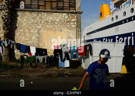 Pireo, Grecia. Xx Apr, 2016. Servizio lavanderia appesa ad asciugare in un campo profughi nel porto del Pireo docks. Nonostante gli sforzi per liberare i profughi e gli immigrati dal porto del Pireo come stagione turistica si avvicina, circa 3.500 persone, principalmente dalla Siria e Afghanistan, restano accampati fuori da un insediamento informale. © Gerasimos Koilakos/Pacific Press/Alamy Live News Foto Stock
