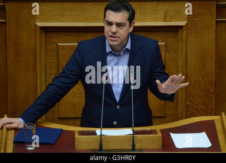 Atene, Grecia. Xx Apr, 2016. Il Primo Ministro greco, Alexis Tsipras parla al parlamento greco. Il greco i legislatori di discutere in Parlamento greco ha problemi di sicurezza per il cittadino Greeek dopo Leader della nuova democrazia Kiriakos Mitsotakis suggerimento. © George Panagakis/Pacific Press/Alamy Live News Foto Stock