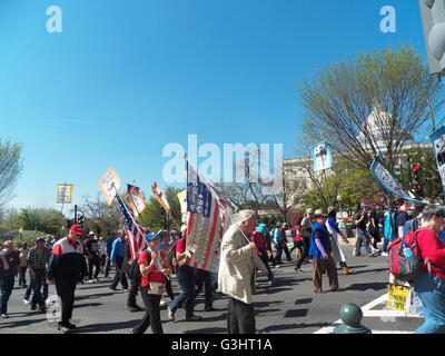 Washington, Stati Uniti. Xvii Apr, 2016. La democrazia il risveglio è una continuazione e seguire fino alla primavera di democrazia. La democrazia il risveglio è un 3 giorno serie di azioni e organizzato da cittadino pubblico e una coalizione di gruppi di base, lavoro sociale e giustizia politica attivista provenienti da tutto il paese. Oggi un rally e marzo ha avuto luogo a partire dal National Mall seguita da un marzo attorno alla capitale e termina alla stazione Union erano una seconda rally e veglia la fede era detenuto. © Mark Apollo/Pacific Press/Alamy Live News Foto Stock