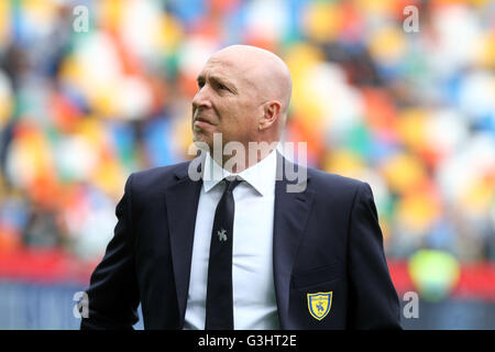 Udine, Italia. Xvii Apr, 2016. Il Chievo Verona è capo allenatore Rolando Maran guarda prima il Campionato Italiano di una partita di calcio tra Udinese Calcio v AC Chievo Verona © Andrea Spinelli/Pacific Press/Alamy Live News Foto Stock