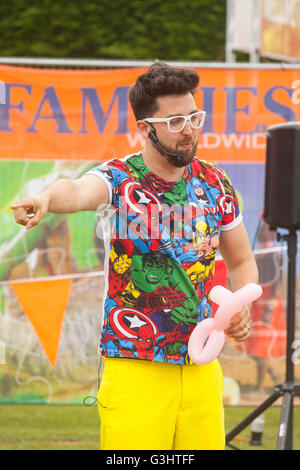 Marky Jay circus workshop a Leamington Spa Music Festival 2016, Alresford, Hampshire, Inghilterra, Regno Unito. Foto Stock