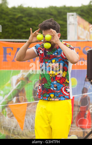 Marky Jay circus workshop a Leamington Spa Music Festival 2016, Alresford, Hampshire, Inghilterra, Regno Unito. Foto Stock