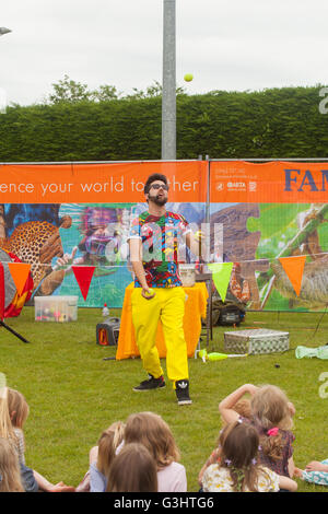 Marky Jay circus workshop a Leamington Spa Music Festival 2016, Alresford, Hampshire, Inghilterra, Regno Unito. Foto Stock