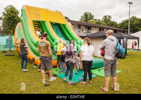 Castelli gonfiabili, area bambini, Alresford Music Festival 2016, Alresford, Hampshire, Inghilterra, Regno Unito. Foto Stock