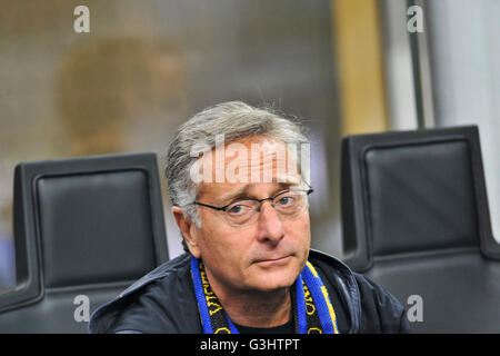 Milano, Italia. Xvi Apr, 2016. Paolo Bonolis mostrano l'uomo durante la Serie A italiana League Soccer match tra Inter e Milan e SSC Napoli presso lo Stadio San Siro di Milano, Italia. Gioco terminato Internazional ha vinto con un punteggio di 2-0. © Gaetano Piazzolla/Pacific Press/Alamy Live News Foto Stock