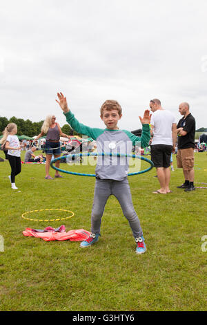 Ragazzo con un hula hoop a Leamington Spa Music Festival 2016, Hampshire, Inghilterra, Regno Unito. Foto Stock