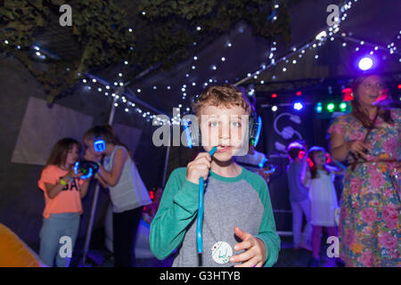 La silenziosa discoteca all'Alresford Music Festival 2016, Hampshire, Inghilterra, Regno Unito. Foto Stock