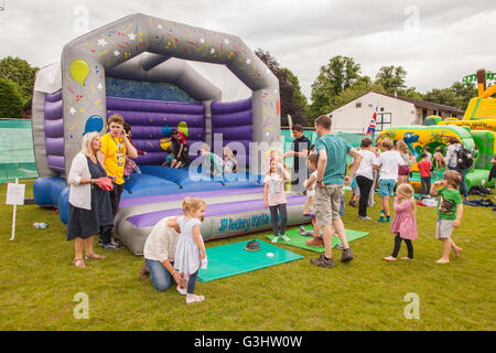 Castello gonfiabile a Leamington Spa Music Festival 2016, Hampshire, Inghilterra, Regno Unito. Foto Stock