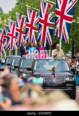 La regina Elisabetta II e il Duca di Edimburgo portano un convoglio di automobili che portava il Duca e la Duchessa di Cambridge e il principe Harry lungo il Mall, nel centro di Londra, durante il patrono di pranzo in onore della regina il novantesimo compleanno. Foto Stock