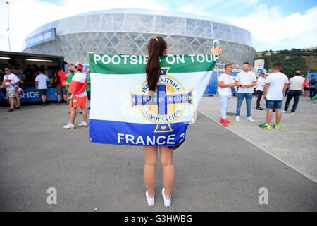 L'Irlanda del Nord che la ventola mostra il suo appoggio al di fuori del terreno prima di UEFA Euro 2016, gruppo C match allo Stade de Nice, Nice. Foto Stock