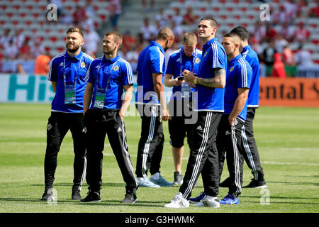 In Irlanda del Nord la Kyle Lafferty (destro) su un pre-passo di confronto a piedi con i compagni di squadra prima di UEFA Euro 2016, gruppo C match allo Stade de Nice, Nice. Foto Stock