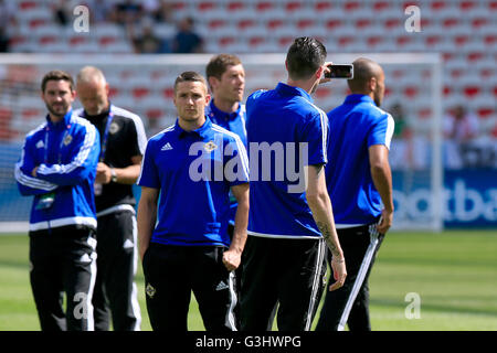 In Irlanda del Nord la Kyle Lafferty (destra) prende un selfie durante il pre-partita camminare a passo con i compagni di squadra prima di UEFA Euro 2016, gruppo C match allo Stade de Nice, Nice. Foto Stock