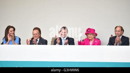 (Da sinistra a destra) la Duchessa di Cambridge, il Duca di Edimburgo, Peter Phillips, la Regina Elisabetta II e il Duca di Cambridge nel Royal Box reagire dopo la folla segni Buon compleanno durante il patrono di pranzo in Mall, il centro di Londra in onore della regina il novantesimo compleanno. Foto Stock