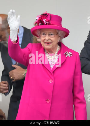 Queen Elizabeth II onde dal Royal Box durante il patrono di pranzo in Mall, il centro di Londra in onore della regina il novantesimo compleanno. Foto Stock