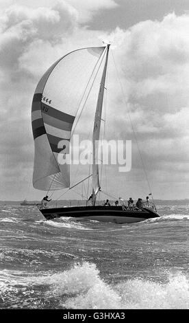 AJAXNETPHOTO. 1979. SOLENT, Inghilterra. - ADMIRAL'S CUP - SOLENT fascia costiera di gara. ARIES (USA) - MIKE SWERDLOW, skipper. Foto:JONATHAN EASTLAND/AJAX REF:79 2015 Foto Stock