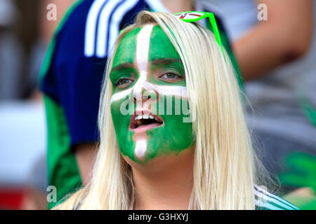 L'Irlanda del Nord che la ventola mostra il suo sostegno in gabbie prima di UEFA Euro 2016, gruppo C match allo Stade de Nice, Nice. Foto Stock